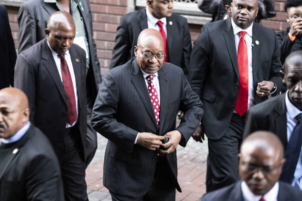 En tidigare minister i den sydafrikanske expresidenten Jacob Zumas regering misstänks för korruption. På bilden syns Zuma, själv korruptionsanklagad, utanför en domstol i Durban förra sommaren.