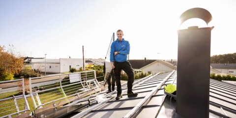 Sven Liljegren installerar solceller på en villa i Trummenäs.