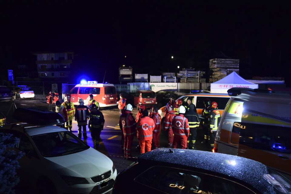 Sex personer omkom när en bilförare körde in i en grupp turister i samhället Lutago i Sydtyrolen i norra Italien natten till söndagen.