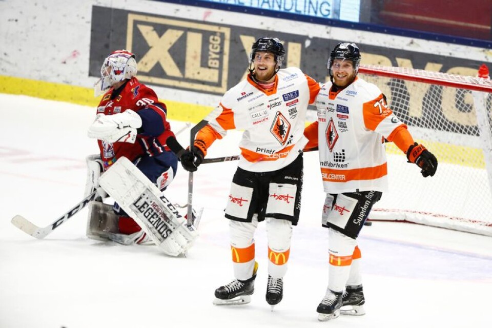 Karlskronas Marcus Paulsson klappas om av Joachim Rohdin efter 2–3-målet i förlängningen under lördagens ishockeymatch i SHL mellan Linköping HC och Karlskrona HK.