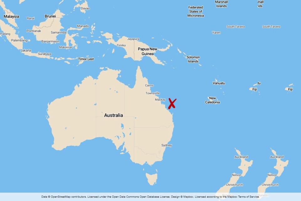 En man har avlidit efter att ha attackerats av en haj vid Stora barriärrevet i Australien.