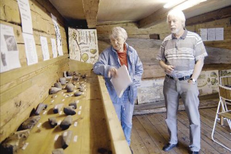 Gunvor Nilsson och Torsten Varde, eldsjälar i Braås hembygdsförening, konstaterar att 15 ovärderliga föremål i samlingen från sten- och bronsåldern har stulits. Polisen har inga spår efter tjuvarna. Foto: Urban Nilsson