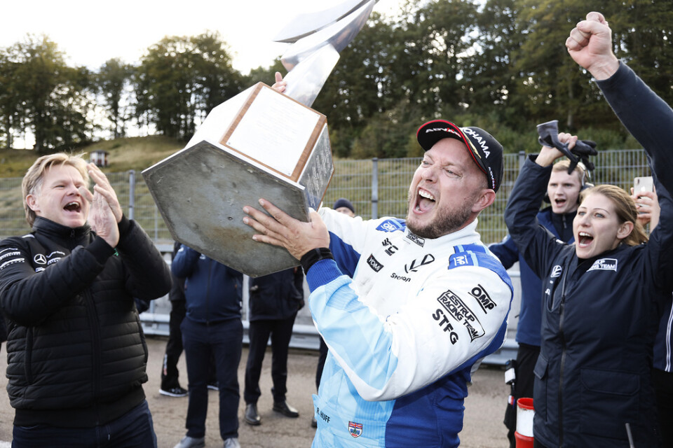 Engelsmannen Rob Huff vann STCC-finalen på Ring Knutstorp utanför Kågeröd på lördagen. "Jag tror den bästa föraren vann" sade den nybakade mästaren.