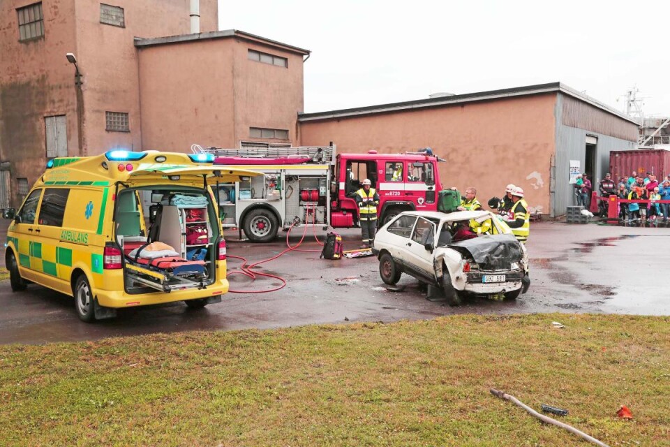 Räddningstjänsten visar hur de arbetar vid trafikolyckor. Foto: Roland Andersson