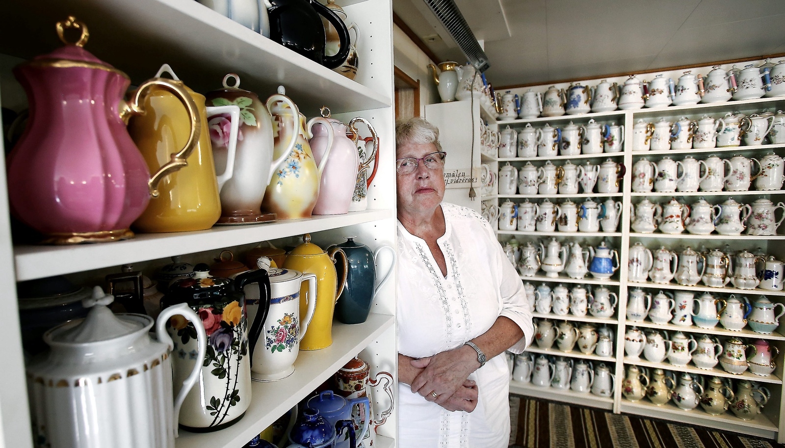 Gunhild Servin vill gärna att 
kollektionen bevaras omkring Skåne, eftersom det är här de flesta kaffekannorna kommer ifrån.
Foto: Stefan Sandström