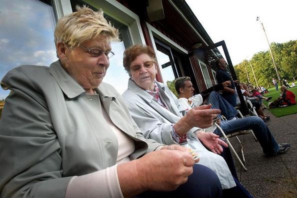 Karin Truedsson (till höger i bilden) har följt Nävlinges matcher i 50 år. Gunnel Nilsson (närmast i bild) vann 500 kronor på resultatlotten.