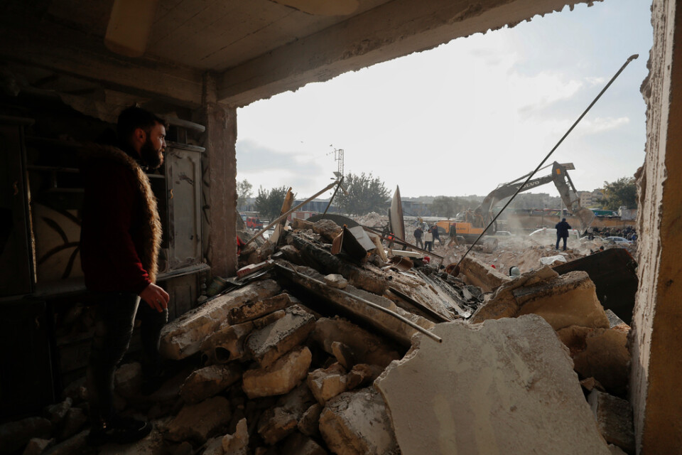 Räddningsarbetare i ett rasat hus i Aleppo i Syrien.