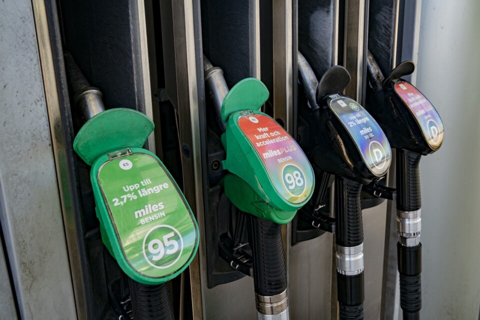 Genrebild på en bensinpump med handtag för olika drivmedel.