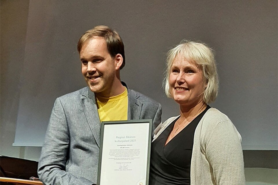 Alexander Magnusson och Cecilia Nilsson, bibliotekarier på Gamlegårdens bibliotek, med diplomet.