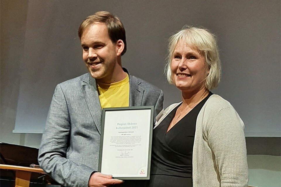 Alexander Magnusson och Cecilia Nilsson, bibliotekarier på Gamlegårdens bibliotek, med diplomet.