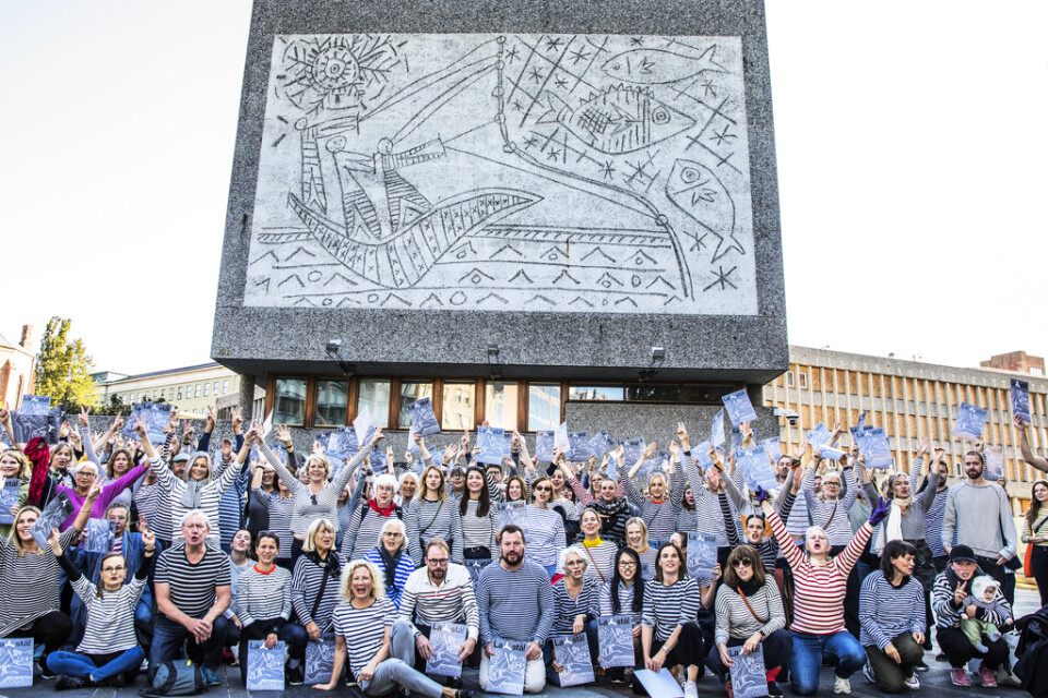 Demonstranter i randiga Picassotröjor framför byggnaden i höstas. Arkivbild.