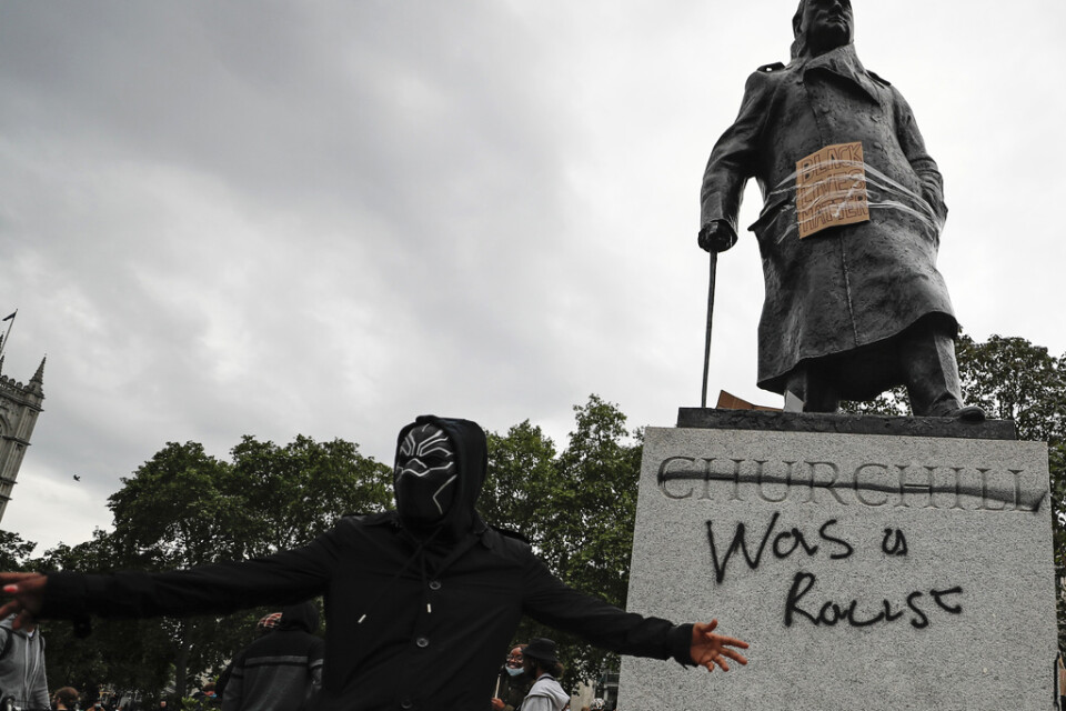Den förre brittiske premiärministern Winstons Churchills staty i centrala London vandaliserades av ett antal demonstranter på söndagen.