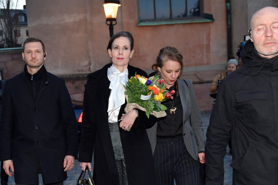 12 april 2018 och Svenska Akademiens ständiga sekreterare Sara Danius har bestämt sig för att lämna Akademien och ses här utanför Börshuset i Stockholm med Akademiledamoten Sara Stridsberg.