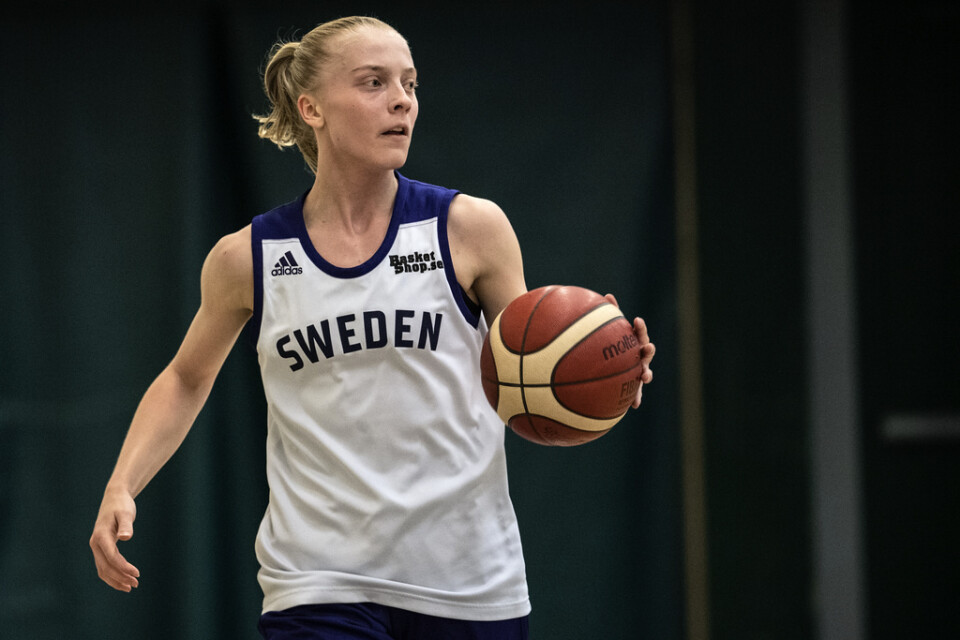 Klara Lundquist är helt plötsligt en av de mest rutinerade spelarna i det svenska basketlandslaget. Arkivbild.