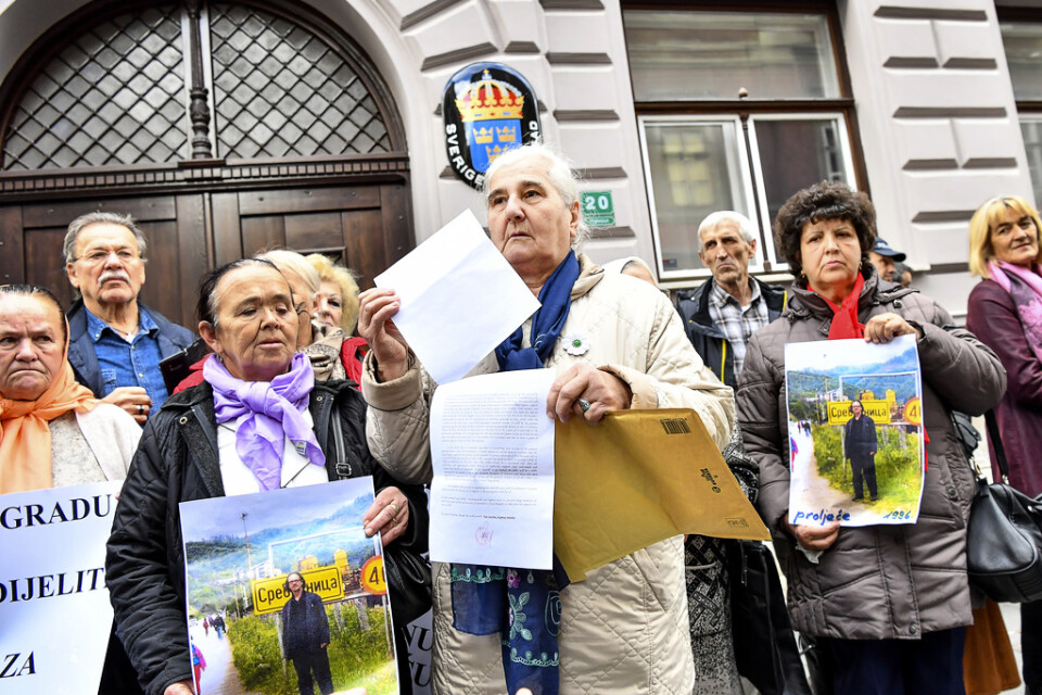 Manifestation mot författaren och Nobelpristagaren Peter Handke utanför den svenska ambassaden i Sarajevo. En till manifestation planeras under Nobelveckan. Arkivbild.