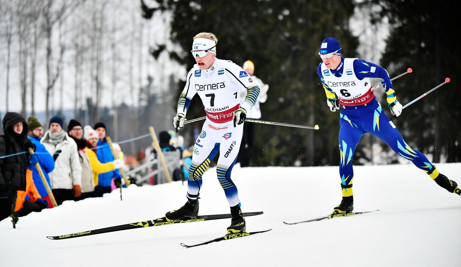 Sveriges Björn Sandström jagas av Kazakstans Denis Volotka under lördagens tävling i 15 km fristil herrar, individuell start i världscupstävlingarna i skidor i Ulricehamn.
Foto Björn Larsson Rosvall