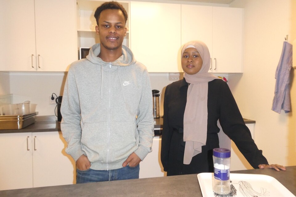 Sambusa är vår storsäljare, berättar UF-företagarna Abdiwahab Ali och Samah Said som driver Cultural Café på Praktiska gymnasiet.