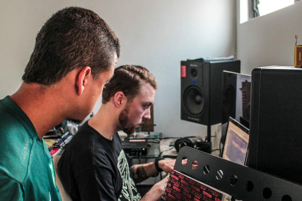 Alejandro Apraez Chavez och David Ekströmer är i en lånad studio och spelar in låten El Barrio som de skapade ihop med flera ungdomar mellan 12–24 år. Foto: Privat