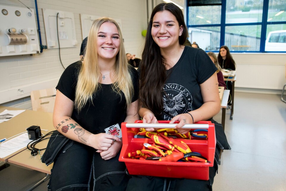 Alizia Jonsson och Serena Morales i årskurs tre på elteknikutbildningen på Knut Hahn ångrar inte sitt utbildningsval.