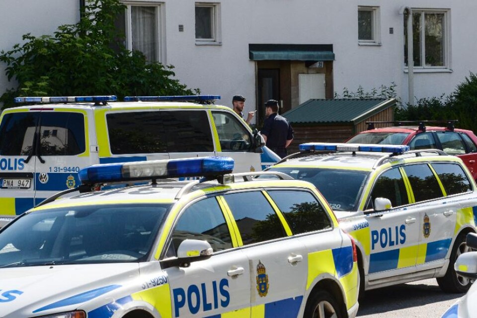23-åringen åkte själv in till polisen och erkände det brutala mordet på en 35-årig man i slutet av juni i år. De båda männen hade stämt träff i 35-åringens lägenhet på Lidingö i Stockholm och efter att ha umgåtts i flera timmar gav sig 23-åringen på hon