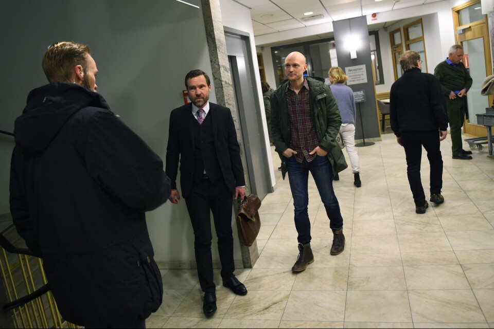 Fredrik Önnevall med sin advokat under första rättegångsdagen. Foto: Emil Langvad / TT