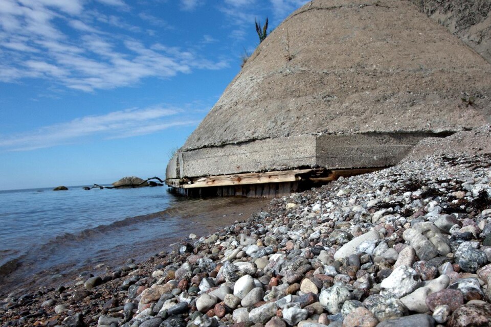 En gång låg fortet uppe på stranden i växtligheten. Nu har sanden spolats bort och frilagt det.