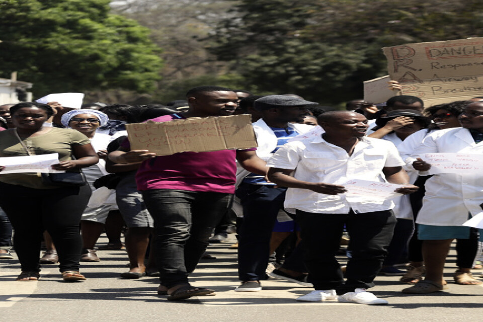Zimbabwiska läkare och sjuksköterskor protesterar mot att ordföranden i en sjukhusläkarförening befaras ha kidnappats.