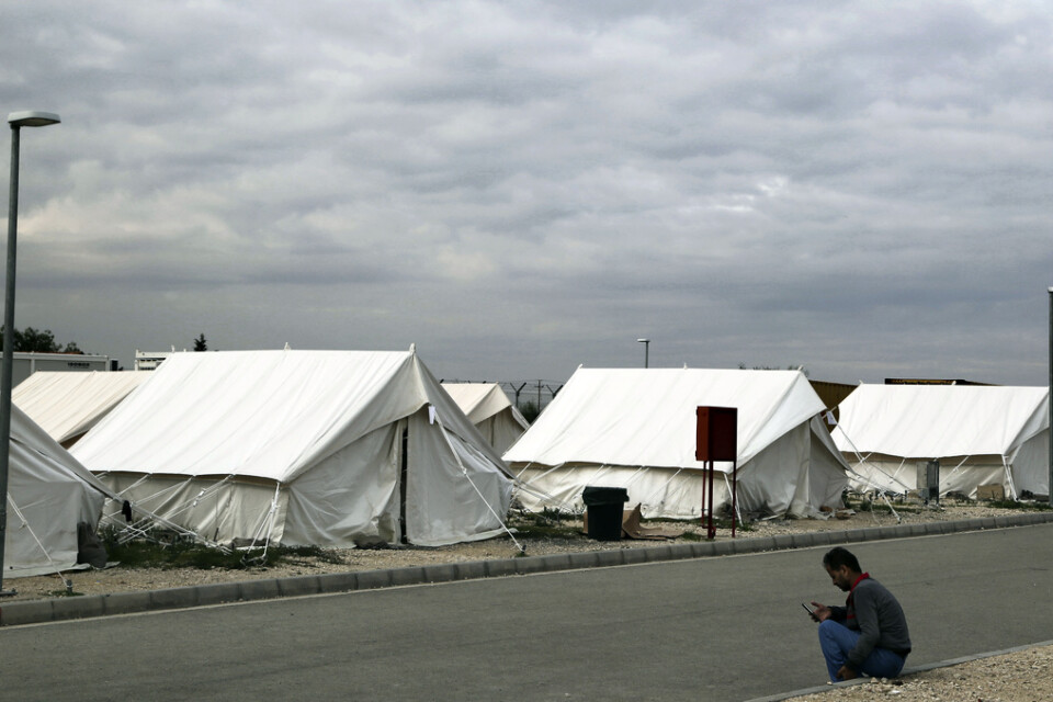 En syrisk man utanför ett flyktingläger i Kokkinotrimithia utanför Nicosia på Cypern. Arkivbild.