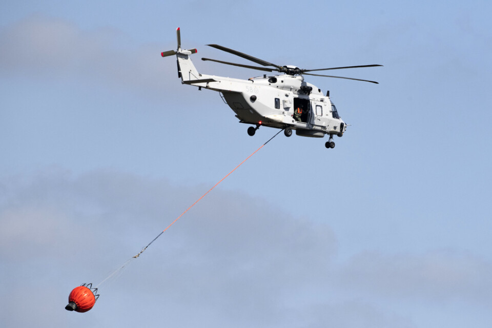 En helikopter 14 vattenbombar under en uppvisning på flygflottiljen F17 i Kallinge i augusti.