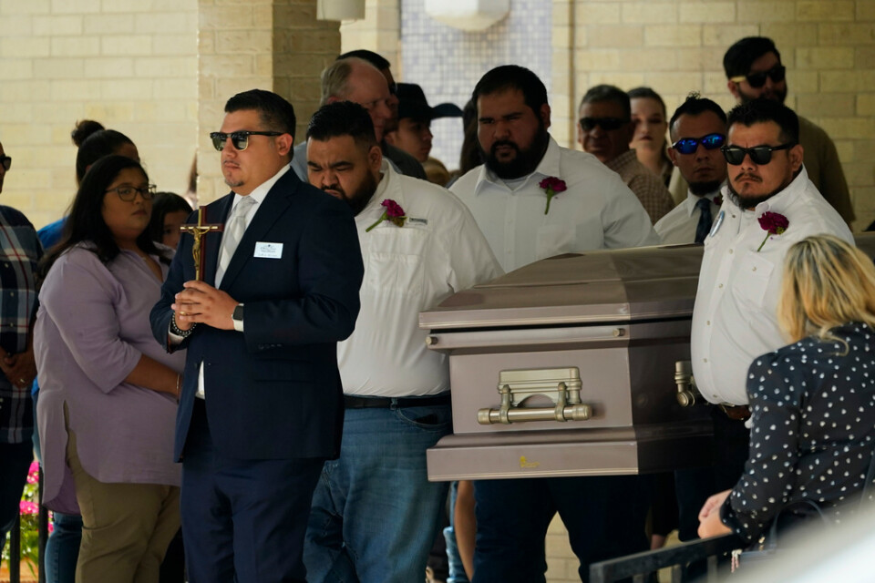 Kistan med en tioårig flicka under en begravningsceremoni vid Sacred Heart Catholic Church i Uvalde i Texas under tisdagen.