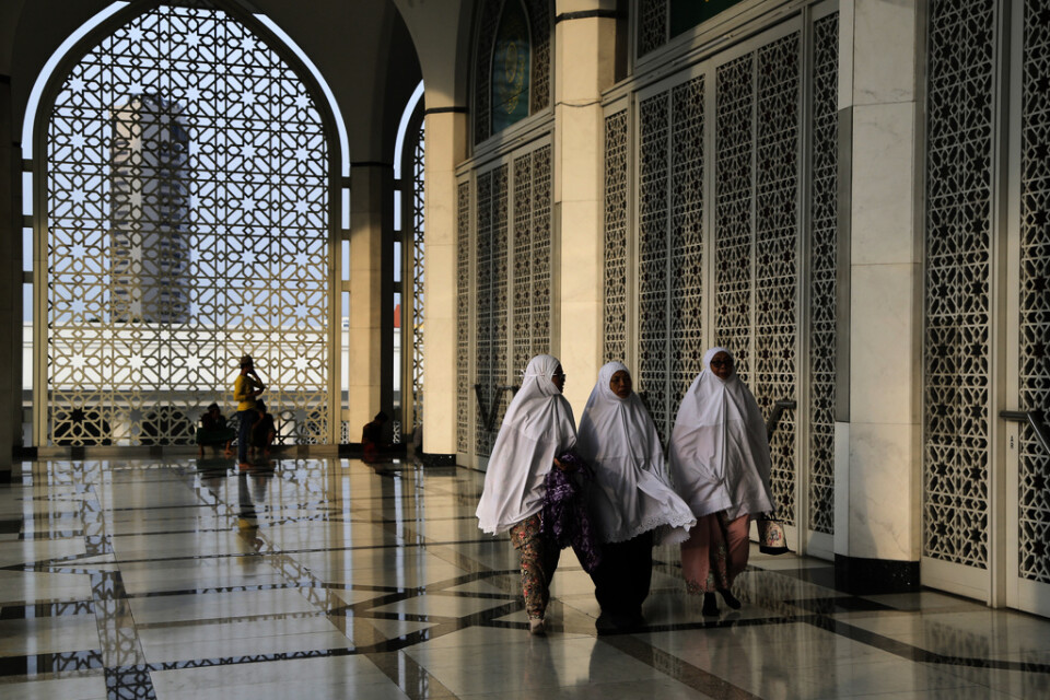 Kvinnor i en moské i Shah Alam, Malaysia. Arkivbild.
