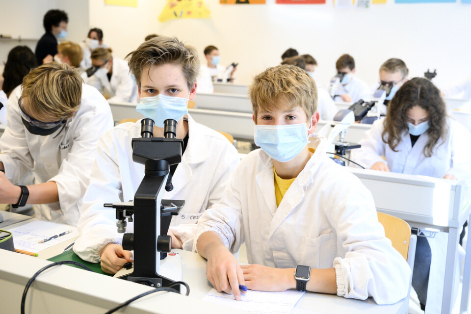 Eleverna Sophia och Kimo går i första ring på Max Valiers tekniska gymnasium i Bolzano. Här undersöker de små organismer i mikroskåp under en biologilektion.