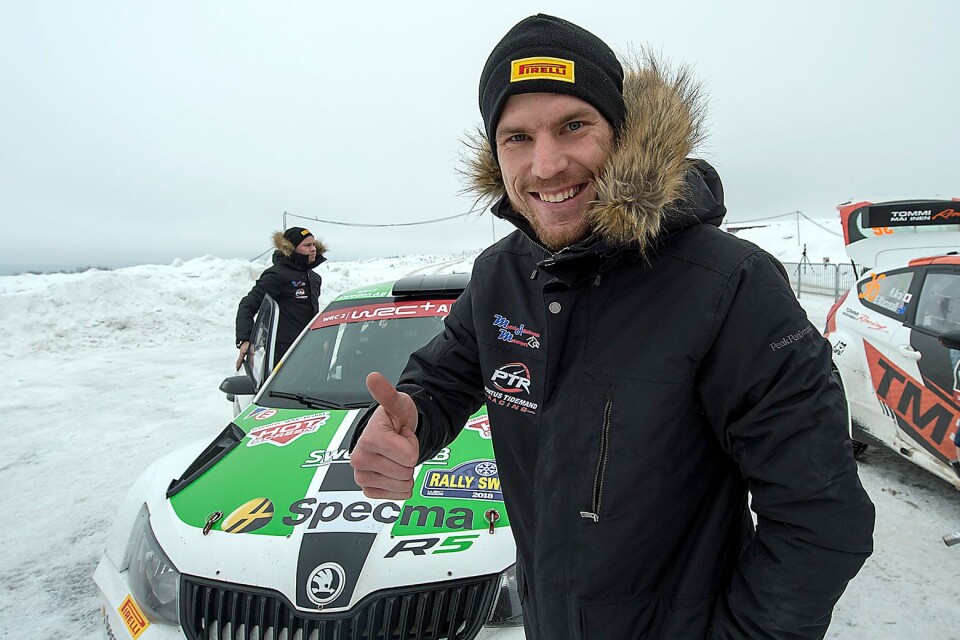 Mattias Adielsson som skrällde i Rally Sweden toppar även Östersund Winter Rally efter fredagens två specialsträckor.