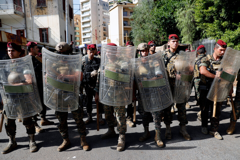 Libanesiska armén uppmanar civila att hålla sig från gatorna sedan protester blivit våldsamma.