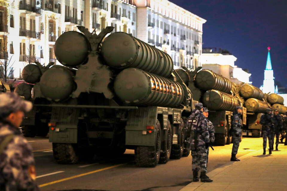 Ryska luftförsvarsrobotar fraktas till Röda torget i Moskva inför årets militärparad.