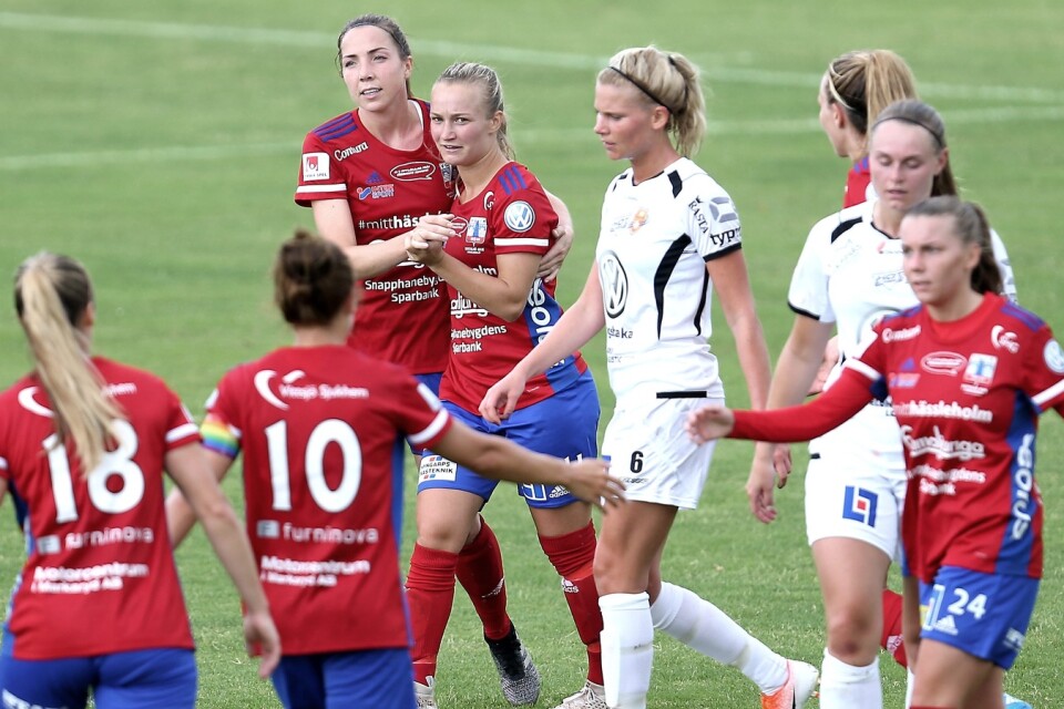 Tove Almqvist gratuleras av Clara Markstedt efter hennes 2-1-mål mot Kungsbacka. Foto: Stefan Sandström