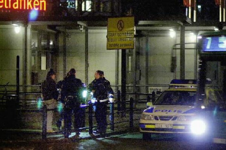 Flera poliser ryckte ut till Resecentrum efter anmälan om knivhot.Bild: PETER ÅKLUNDH