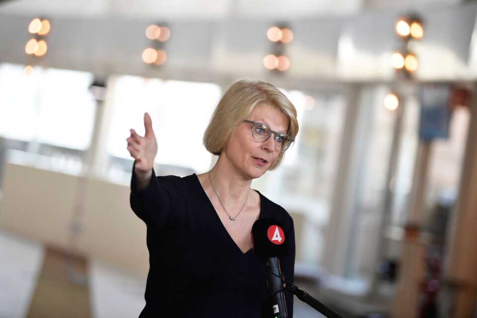 Moderaternas ekonomisk-politiska talesperson Elisabeth Svantesson pekar ut den politiska riktningen vid en pressträff om partiets skuggbudget.