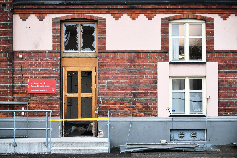 Några timmar efter polisens tillslag mot en lägenhet i Helsingborg skedde en explosion vid socialförvaltningens lokaler.