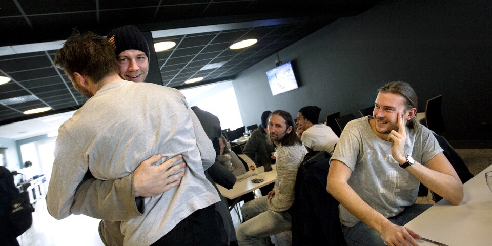 Andreas Nilsson får en kram av Daniel Lindquist.