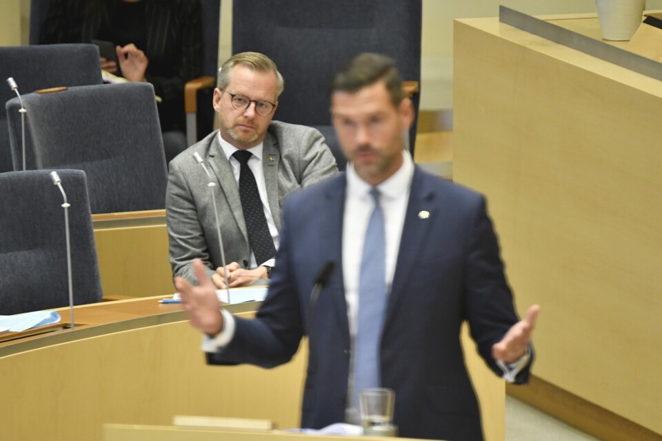Inrikesminister Mikael Damberg (S) och Johan Forssell (M) under riksdagsdebatten om gängkriminalitet.