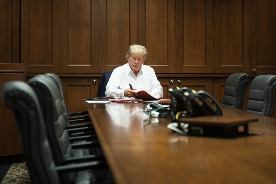 USA:s president Donald Trump arbetar från militärsjukhuset Walter Reed där han vårdas efter att ha smittats med covid-19. Bild från 3 oktober.