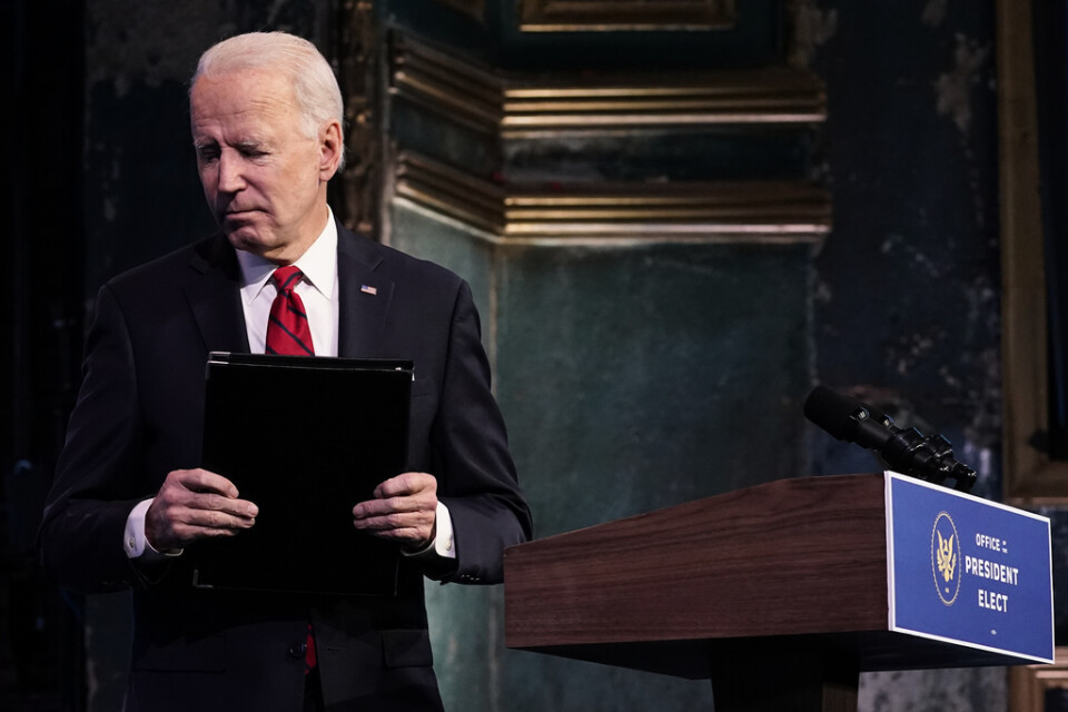 Joe Biden vill att USA:s befolkning använder munskydd för att minska coronasmittan.