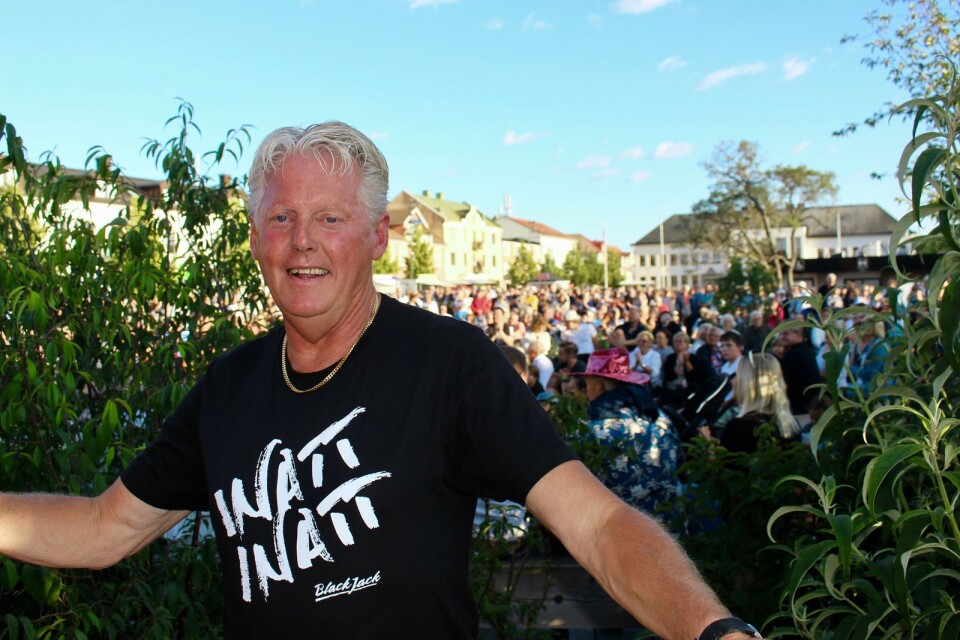 Kenneth Sunesson från Borgholms Cityförening rockade loss till Black Jacks musik.