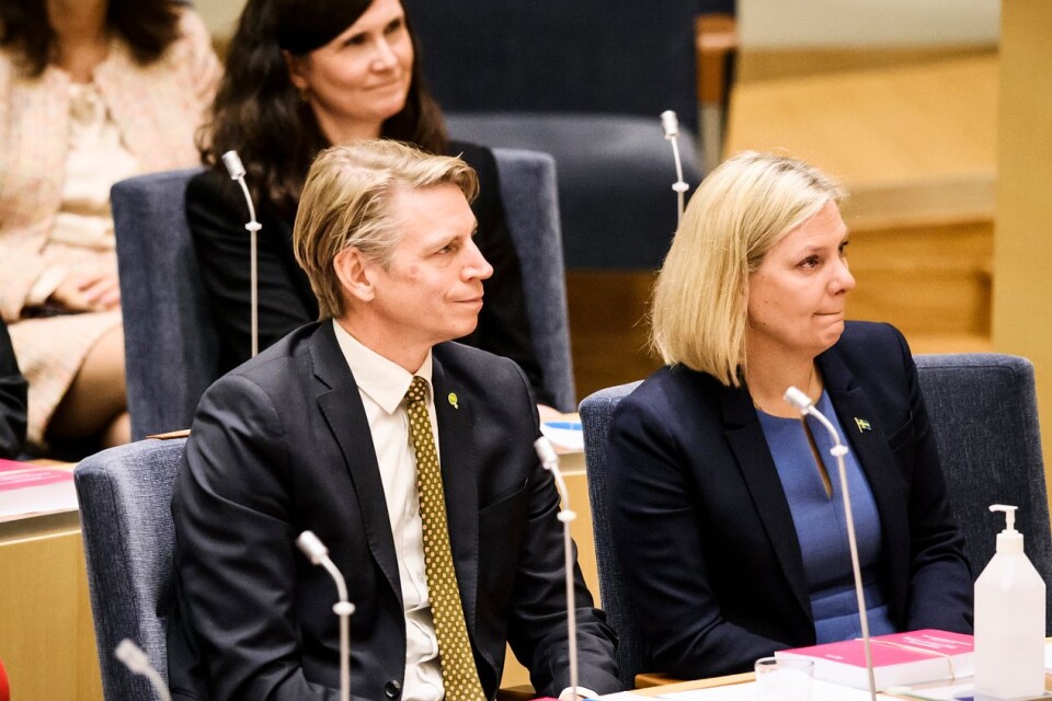 Per Bolund och hela Miljöpartiet lämnar regeringen. Här med nytillträdda Magdalena Andersson (S) som statsminister.  Märta Stenevi (MP) sitter bakom.
