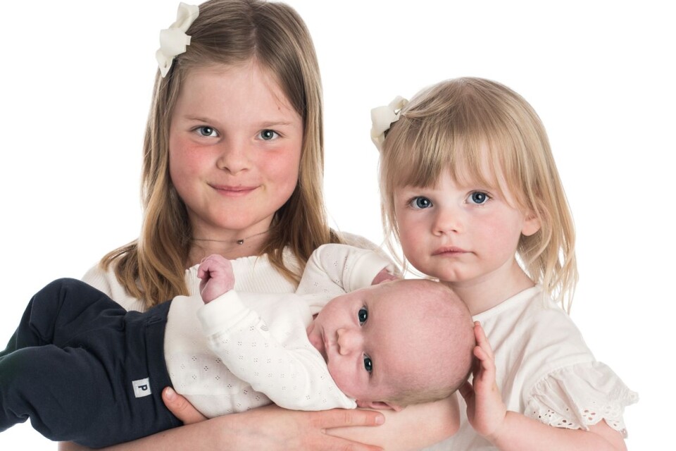 Sara Knutsson och Robert Carlsson, Kalmar, fick den 7 april en dotter som heter Sally Carlsson. Vikt 2960 g, längd 49 cm. Syskon: Thea och Leya.