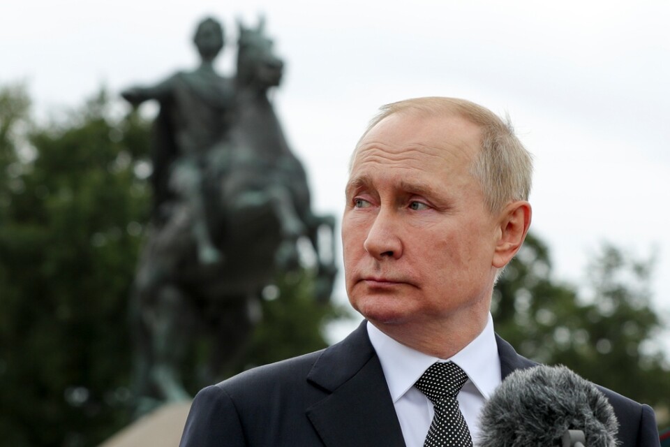 Rysslands president Vladimir Putin framför en staty av tsar Peter den store till häst, i S:t Petersburg den 31 juli. Putin lägger stor vikt vid nationalistisk och historiskt betydelsefull symbolik. Arkivbild distribuerad av det ryska regeringskansliet.