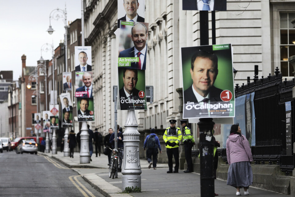 Irlands huvudstad Dublin är fylld av porträtt på hugade parlamentsledamöter. På lyktstolpen närmast sitter Jim O'Callaghan, som hoppas bli justitieminister om hans högerliberala Fianna Fáil vinner valet.