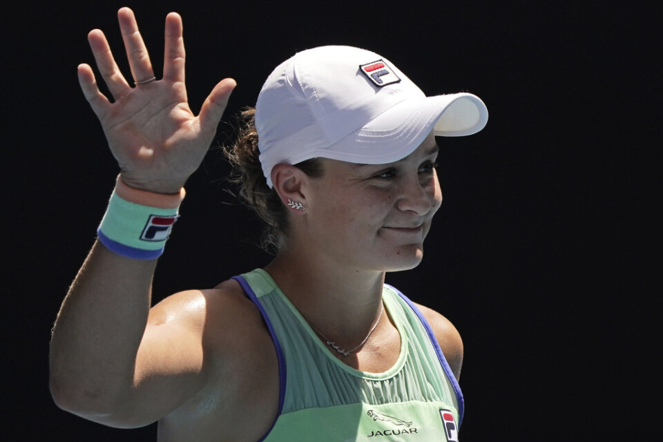 Ashleigh Barty vinkar till publiken efter att ha besegrat Petra Kvitova och tagit sig till semifinal i Australian Open.