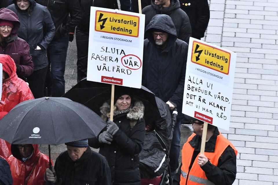 I december ifjol protesterade sjukvårdspersonal i Stockholm mot varsel i vården. Efter Coronakrisen i mars är det uteslutet att säga upp folk. Högervindarna mojnar. Foto: Foto: Claudio Bresciani / TT
